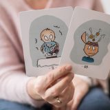 Zdjęcie zestawu kart „Zniekształcenia poznawcze” z widoczną grafiką i nazwą produktu