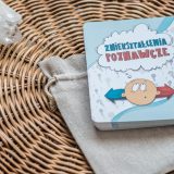 Detale kart „Zniekształcenia poznawcze” z widocznymi opisami ćwiczeń i przykładami.